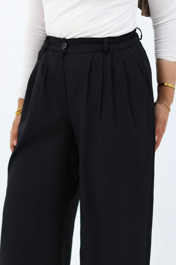 Black loose pants from THT GIRL, featuring a relaxed fit and comfortable waistband, shown on a model.