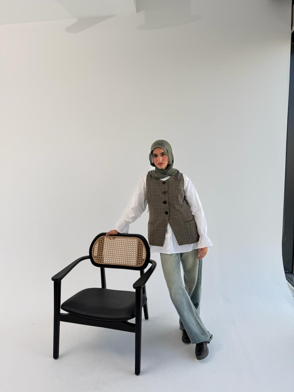 THT GIRL London vest in neutral fabric, front view with zipper closure, stylish sleeveless outerwear for women.